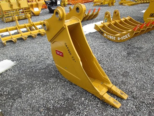 ami9622　0804 4250- New 12”EMAQ Tooth Bucket CAT 320-323, Hitachi, John Deere